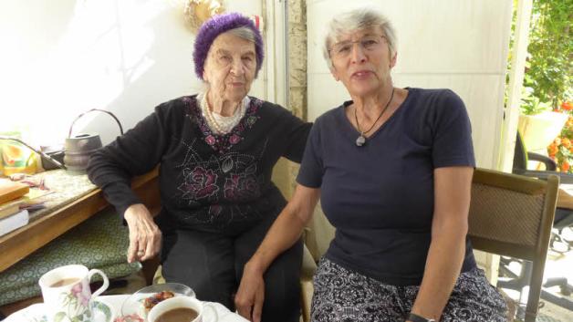 Die Güstrowerin Ursula Reichel (r.) kümmerte sich in Israel um die Holocaust-Überlebende Christa Tramm. 