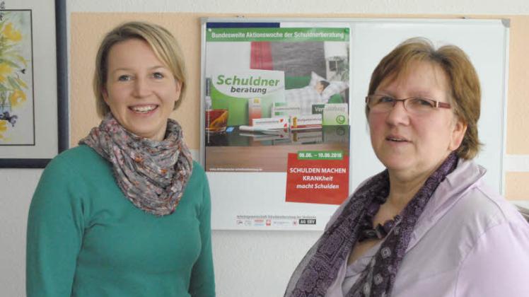 Liane Hirschmann (r.) und Kristin Gaidys von der Schuldnerberatung des Arbeitslosenverbandes Hagenow bieten im Rahmen der Aktionswoche Interessierten die Möglichkeit von Gesprächen an. 