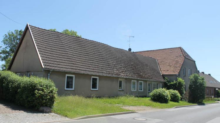 Das Mindestgebot für dieses Mehrfamilienhaus in der Pastiner Dorfstraße 18/18a liegt bei 19 000 Euro. 