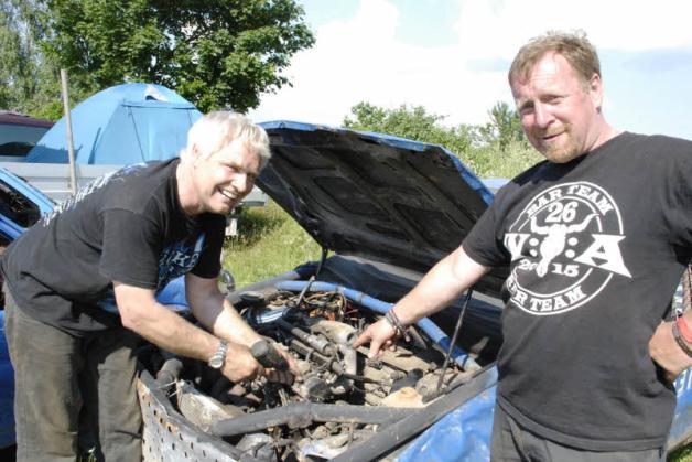 Immer das Werkzeug zur Hand: Günther Grell (l.) und Jens Lucht von Team „Blue Wonder“ packen mit an, wenn etwas kaputt geht. Immer das Werkzeug zur Hand: Günther Grell (l.) und Jens Lucht von Team „Blue Wonder“ packen mit an, wenn etwas kaputt geht.