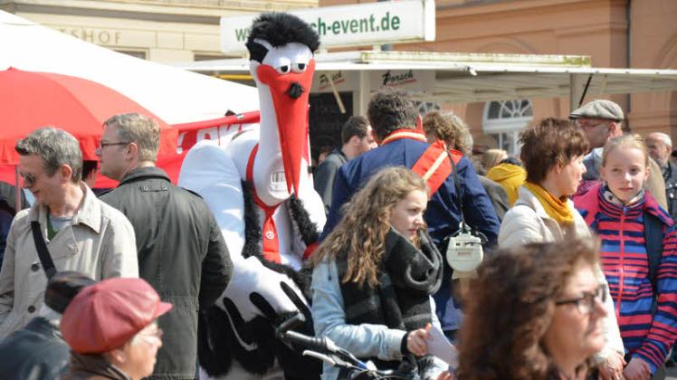 Schwerin, Am Markt: Antinazi-Satirefigur Storch Heinar bei einer Protestkundgebung  gegen einen geplanten NPD-Aufmarsch in der Landeshauptstadt. 