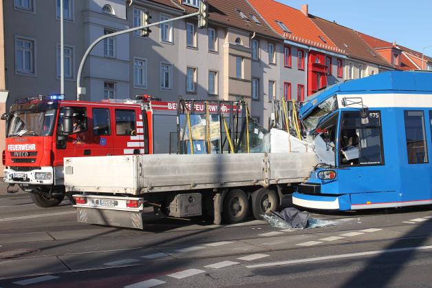 Schwerer Verkehrsunfall zwischen Straßenbahn und Lastwagen in Rostock: Lkw-Anhänger bohrt sich in Fahrerkabine - Vier Verletzte - Stundenlange Sperrung