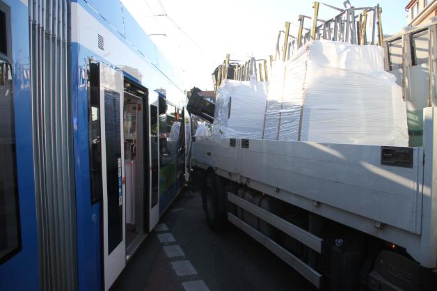 Schwerer Verkehrsunfall zwischen Straßenbahn und Lastwagen in Rostock: Lkw-Anhänger bohrt sich in Fahrerkabine - Vier Verletzte - Stundenlange Sperrung