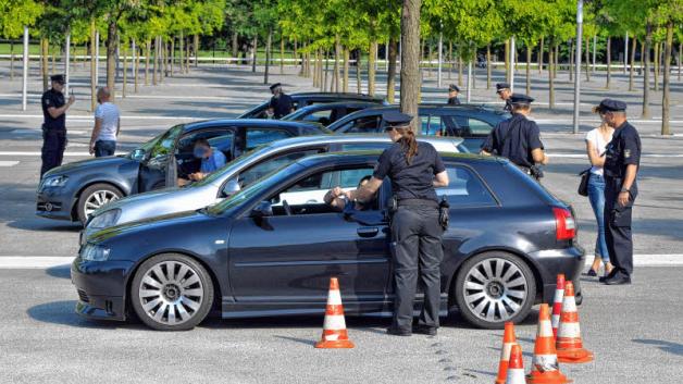 Kontrolle auf dem Bertha-Klingberg-Platz: Sechs Fahrzeuge und Fahrer gleichzeitig konnte die Polizei überprüfen.