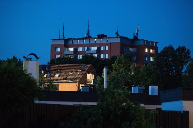 Hamburg am Dienstagabend: Auch hier zeigt sich, mit welcher Wucht der Wind einzelne Häuser getroffen hat.