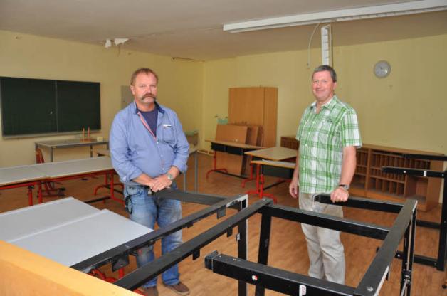 Bauamtsleiter Arno Kühnel und Manfred Doliwa, Sachgebietsleiter Gebäudemanagement, im einstigen Werkraum. Der wird saniert und zwei weitere Klassenräume neu entstehen.