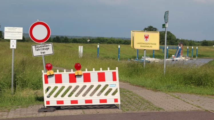 Klare Ansage: Der Elberadweg ist, wie hier bei Lenzen, noch gesperrt. 