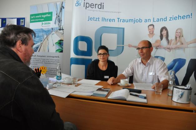 Nicole Kruse und Frank Genkel vom Zeitarbeitsdienstleister „iperdi“ beraten einen Interessenten.