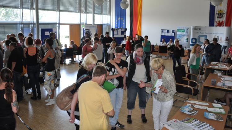 Zahlreiche Interessenten informierten sich beim Aktionstag Zeitarbeit im Ludwigsluster Kreistagssaal. Fotos: Uwe Köhnke 