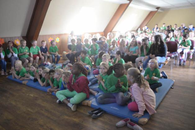 In der Aula der Grundschule St. Nicolai drückten Schüler und Lehrer beim Public-Viewing die Daumen.  