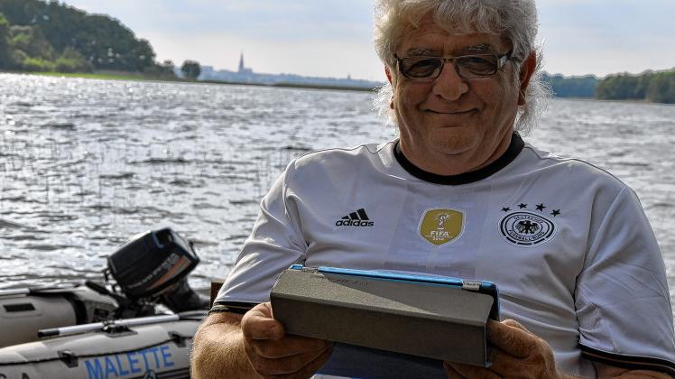 Noch am Schweriner See, am Donnerstag im Stade de France:  Udo Hirsch aus Raben Steinfeld  hat ein Ticket für das EM-Vorrundenspiel Deutschland gegen Polen. 