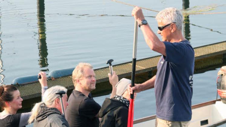 Trainer und Regattaleiter Jan Krause erklärt die richtige Handhabung des Paddels.  