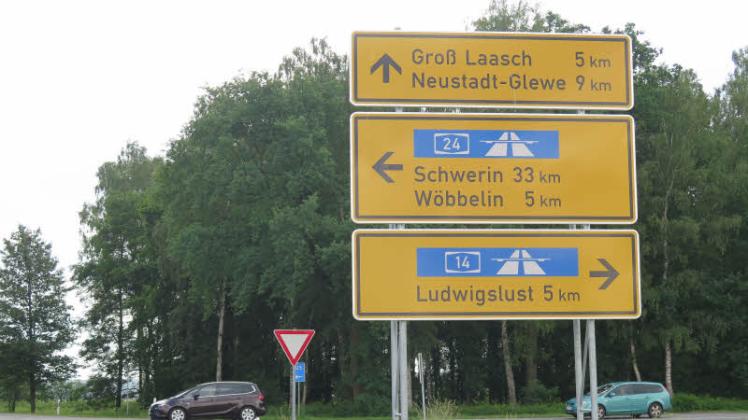 Weder links noch rechts, sondern geradeaus über die Kreisstraße Richtung Groß Laasch - mit dieser Verkehrsführung zur neuen Autobahn würden Wöbbelin und Ludwigslust entlastet. 