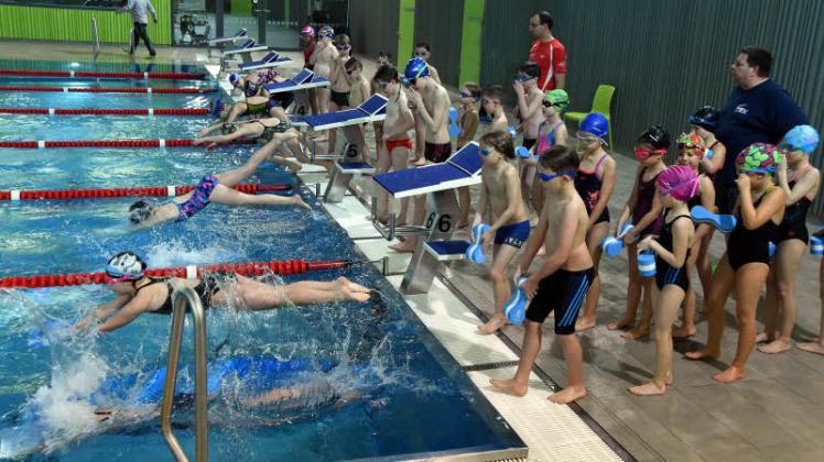 Im Sportunterricht inklusive: Der Schwimmsport für Drittklässler der Schweriner Grundschulen kostet nicht extra. 