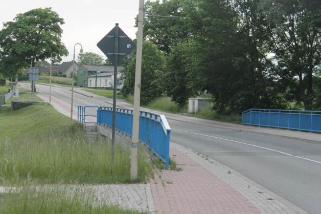 Liegt das Problem womöglich am gebogenen Mildenitz-Brückengeländer an der B 192 unweit der Seestraße? Laut Straßenbauamt Schwerin ist die Bauweise „ein Sonderfall“.