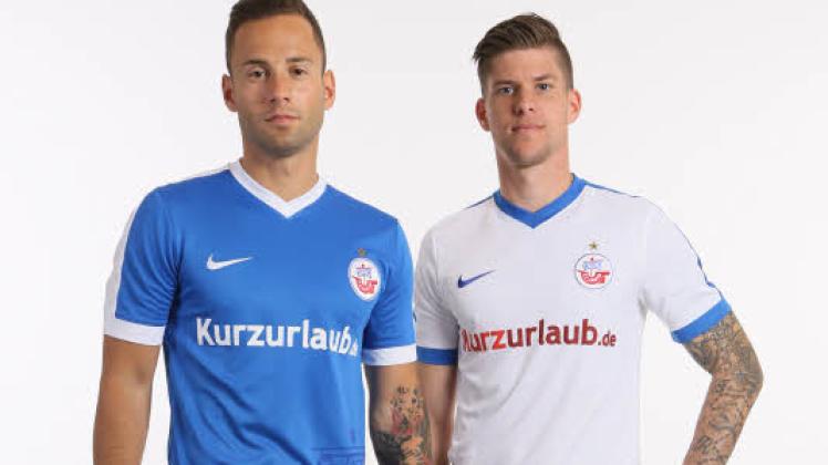 Stilecht mit der Kogge und dem Meisterstern auf der Brust präsentieren Ronny Garbuschewski (links) und Christian Dorda die neuen Dresse des FC Hansa Rostock.   