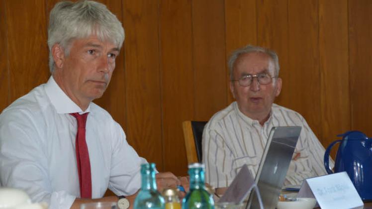 Frank Nägele in der Diskussion mit Lutz Thieme (r.).  