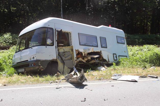 Wohnmobil und Auto krachen auf B 105 zwischen Altheide und Gelbensande zusammen - Zwei Schwerverletzte - Vollsperrung Wohnmobil und Auto krachen auf B 105 zwischen Altheide und Gelbensande zusammen - Zwei Schwerverletzte - Vollsperrung