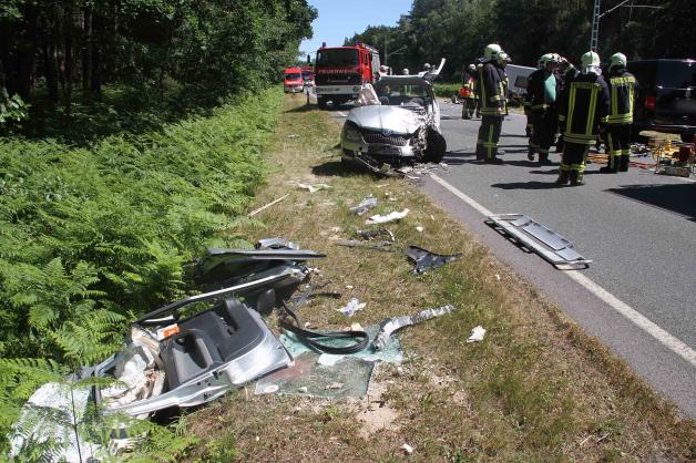 Wohnmobil und Auto krachen auf B 105 zwischen Altheide und Gelbensande zusammen - Zwei Schwerverletzte - Vollsperrung