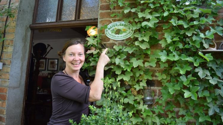 Da sie auf Chemie verzichtet, ist Inis Einbeck stolze Trägerin der Plakette „Natur im Garten“. 