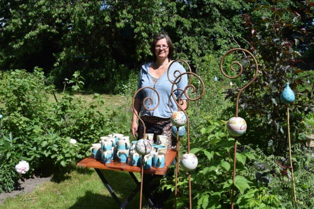 Ihren Keramikgarten öffnete Dorit Lilienthal aus Qualitz zum ersten Mal für Besucher. Fotos: Christina Milbrandt 