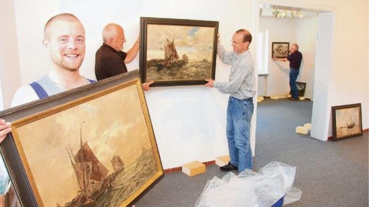 Bilderhängen im Heimatmuseum: Zivi Killian Westphal, Ulrich Schulte-Wülwer, Sven Lappoehn und  Uwe Smedt (von links).  Foto: Bergmann