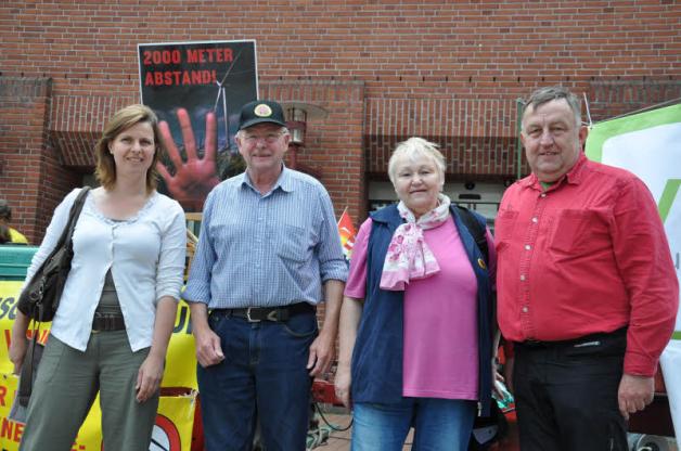 Veranstalterin Dr. Susanne Kirchhof, die Windkraftanlagen-Opfer Christel und Peter Siegert aus Oesterwurth und Mitveranstalter Detlef Ahlborn (v. l.) beklagen das starre Festhalten an der Windkraft und die Ignoranz gegenüber den Gefahren. Veranstalterin Dr. Susanne Kirchhof, die Windkraftanlagen-Opfer Christel und Peter Siegert aus Oesterwurth und Mitveranstalter Detlef Ahlborn (v. l.) beklagen das starre Festhalten an der Windkraft und die Ignoranz gegenüber den Gefahren.