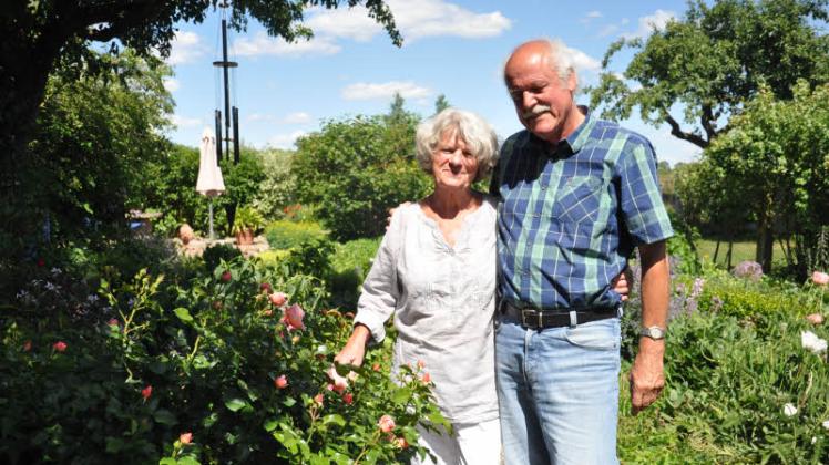 Karin und Dieter Meßmann in ihrer Wohlfühl-Oase, ihrem Garten. 600 Quadratmeter Paradies für Hummel, Biene, Schmetterling.  Fotos: sabrina panknin 