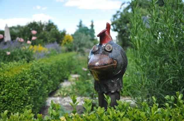 Fritz Fridolin bewacht den heimischen Garten ebenso wie ein Windspiel die bösen Geister vertreibt. 