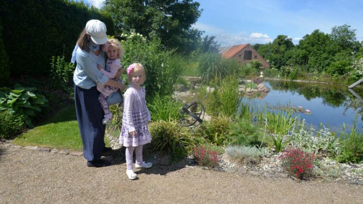 Sophia und Lisa besuchten mit Mama Christin Schwarzkopf mehrere Gärten.  