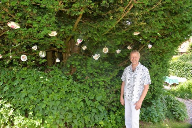 Der Porzellan-Baum ist eine kleine Attraktion bei Matthias Teut im Garten.