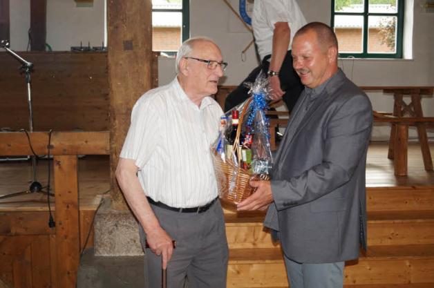 Der amtierende Bürgermeister Fred Rüdiger übergibt Erdmann Pohle einen Präsentkorb als Dank für die Arbeit an der Dambecker Chronik.  Fotos: D. Ottoberg 