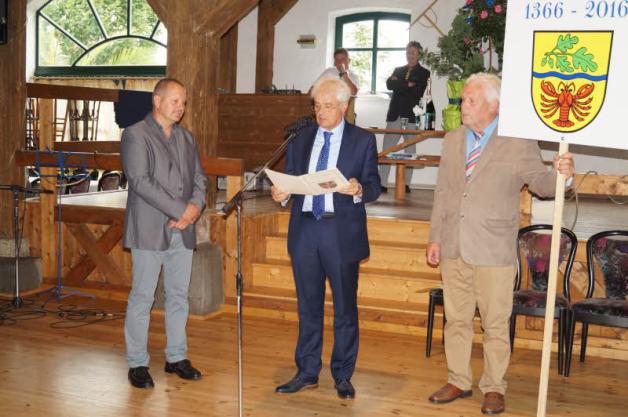 Im Auftrag von Innenminister Lorenz Caffier überreicht der stellvertretende Landrat Wolfgang Schmülling die Wappenurkunde.  