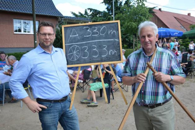 Mario Auls (l.) und Rainer Zimmermann mit der Ergebnistafel. Mario Auls (l.) und Rainer Zimmermann mit der Ergebnistafel.