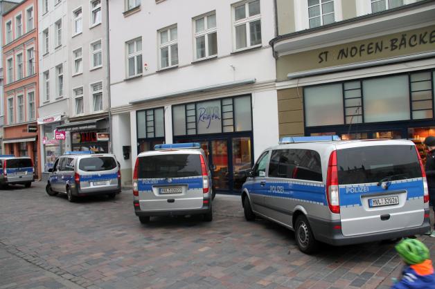  Randalierer greift Polizisten in Rostocker Innenstadt an - 3 verletzte Beamte - 43-jähriger Polizist mit Stein sogar schwer verletzt - Angreifer wütete vorher in Wohnung - Spurensicherung im Einsatz