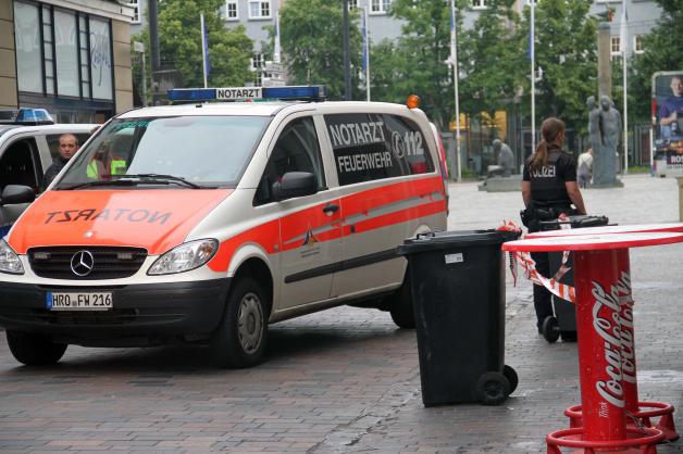 Randalierer greift Polizisten in Rostocker Innenstadt an - 3 verletzte Beamte - 43-jähriger Polizist mit Stein sogar schwer verletzt - Angreifer wütete vorher in Wohnung - Spurensicherung im Einsatz Randalierer greift Polizisten in Rostocker Innenstadt an - 3 verletzte Beamte - 43-jähriger Polizist mit Stein sogar schwer verletzt - Angreifer wütete vorher in Wohnung - Spurensicherung im Einsatz