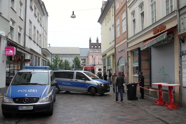  Randalierer greift Polizisten in Rostocker Innenstadt an - 3 verletzte Beamte - 43-jähriger Polizist mit Stein sogar schwer verletzt - Angreifer wütete vorher in Wohnung - Spurensicherung im Einsatz