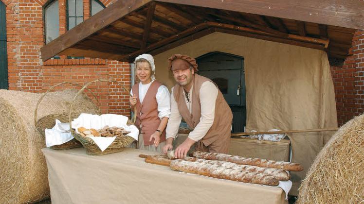 Anette und Erik Herrmann präsentieren das Bäckerhandwerk auf Märkten und kommen mit ihrem mobilen Backofen auch gern zum MV-Tag nach Güstrow. 