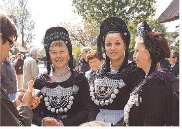 Friesische Trachtenmädchen führten den großen Festzug an.  Foto: psz