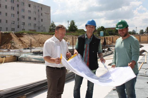 Beratung auf der Baustelle: Vewoba-Geschäftsführer Harry Lutzke, Bauingenieur Dirk Kaschig und Bauleiter Markus Josl (v.l.n.r.).