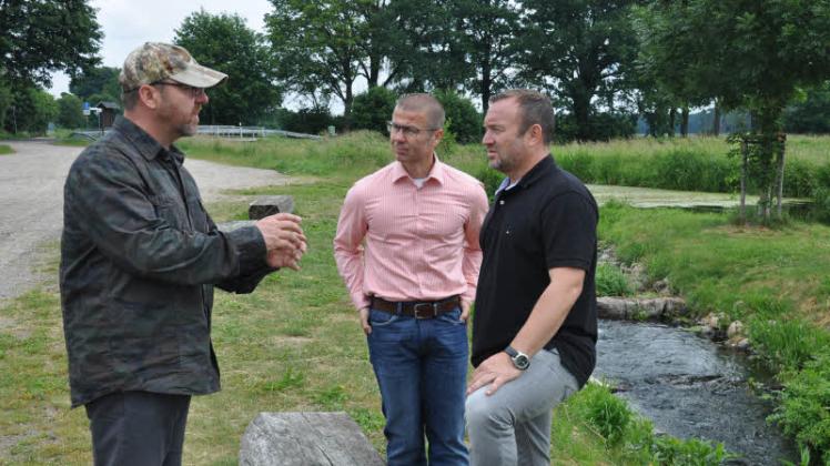 Lewitz-Ranger Ralf Ottmann (l.) auf einem Rastplatz in der Lewitz im Gespräch mit den SPD-Politikern Frank Junge und Dirk Friedriszik (r.).  