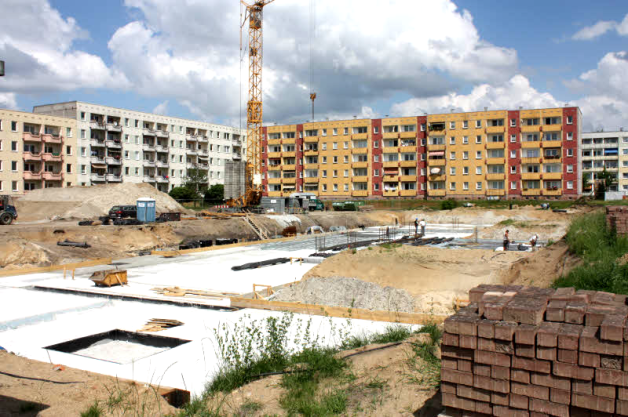 Die Arbeiten an der Sohlplatte für die neuen Mehrfamilienhäuser in der Findorffstraße sind schon weit vorangeschritten. Die Arbeiten an der Sohlplatte für die neuen Mehrfamilienhäuser in der Findorffstraße sind schon weit vorangeschritten.