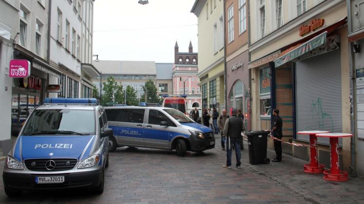 Der Tatort: Als ein Polizeibeamter die Haustür in der Kröpeliner Straße öffnete, wurde er mit einem Stein beworfen.  