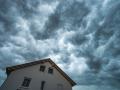 Die dunklen Wolken verkünden das Drama: Fällt innerhalb weniger Stunden mehr als 100 Liter pro Quadratmeter Regen, kommt es oft zu Überschwemmungen.  