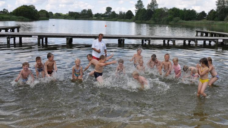 Rettungsschwimmer Rolf Stiehler bringt auch in diesem Sommer den Crivitzer Drittklässlern in Demen das Schwimmen bei.  