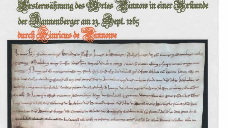Eine Reproduktion der Ersterwähnungsurkunde, die in Magdeburg lagert: „Hinricus de Pinnowe“ und eine Siedlung werden schon 1265 genannt, eine Ortsgründung nicht. Deswegen wird für Pinnow erst das Jahr 1266 als Gründungsjahr festgelegt.  Repro: Dorfchronik  