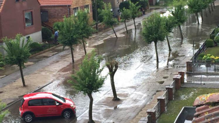 SVZ-Leserin Ruth Pietzsch hielt die Überschwemmung im Andreassteig direkt nach dem Regen mit einem Bild fest. 