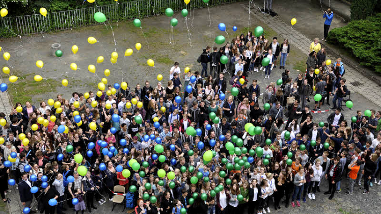 Eine gelungene Überraschung: Die Lehrer hatten Luftballons vorbereitet, mit denen die Schüler das Schullogo nachstellten.  Fotos: Katja Frick 