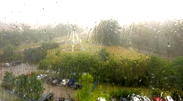 Der Blick aus unserer Schweriner Redaktion zeigt bereits starke Regenfälle. 