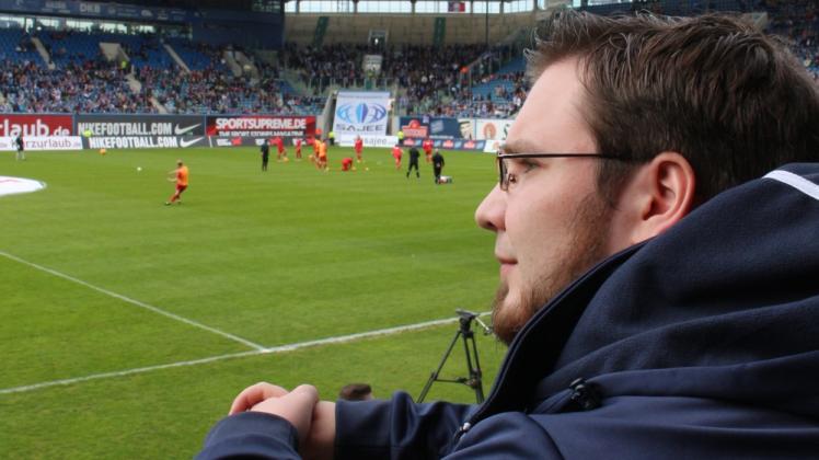 Super Sicht und Unterhaltung: Ralf Heppner hat seinen Stammplatz ganz bewusst gewählt, bekommt so eine Menge mit, „wenn zum Beispiel Hansa-Coach Christian Brand mal wieder ausflippt“. 